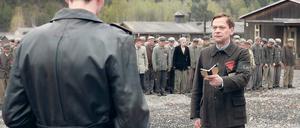 Schutzlos ausgeliefert. Sylvester Groth (rechts) spielt den Lagerältesten der Häftlinge im Konzentrationslager Buchenwald. Foto: MDR