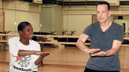 Trainingsstunde. Tom Hanks und Nikeata Thompson üben im Friedrichstadt-Palast eine Szene für den Tom-Tykwer-Film „Ein Hologramm für den König“.