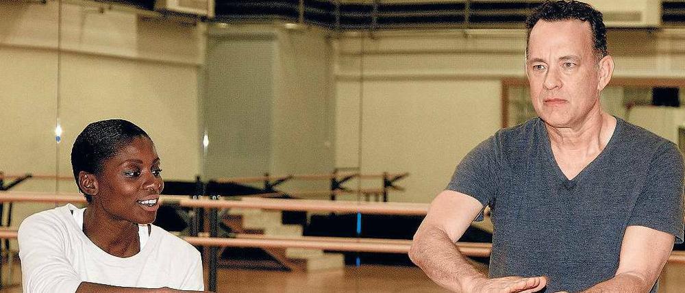 Trainingsstunde. Tom Hanks und Nikeata Thompson üben im Friedrichstadt-Palast eine Szene für den Tom-Tykwer-Film „Ein Hologramm für den König“.