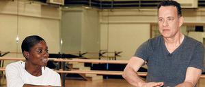 Trainingsstunde. Tom Hanks und Nikeata Thompson üben im Friedrichstadt-Palast eine Szene für den Tom-Tykwer-Film „Ein Hologramm für den König“.