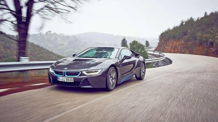 BMW i8. Ab Juni steht der 362-PS-starke Plug-in-Hybrid bei den Händlern - zum Basispreis von rund 130.000 Euro.