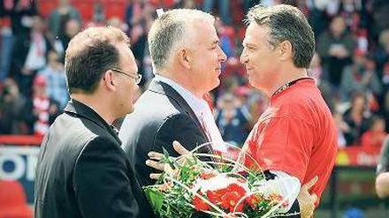 Einen Strauß netter Worte gab es von Präsident Zingler für Trainer Neuhaus (rechts), der gestern nach sieben Jahren zum letzten Mal den 1. FC Union betreute. Foto: dpa