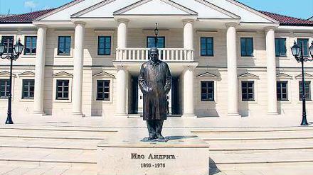 Nobelpreisträger. Das Denkmal für Ivo Andric ist Mittelpunkt im Dorf.