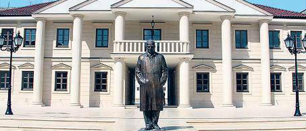Nobelpreisträger. Das Denkmal für Ivo Andric ist Mittelpunkt im Dorf.