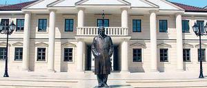 Nobelpreisträger. Das Denkmal für Ivo Andric ist Mittelpunkt im Dorf.