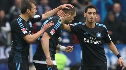 Erlösung beim Hamburger SV: Die Bundesliga-Uhr im Stadion darf weiterticken.