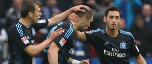 Erlösung beim Hamburger SV: Die Bundesliga-Uhr im Stadion darf weiterticken.