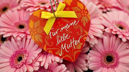 Viele Firmen haben ein Interesse daran, dass Menschen zum Muttertag nicht nur Blumen verschenken.