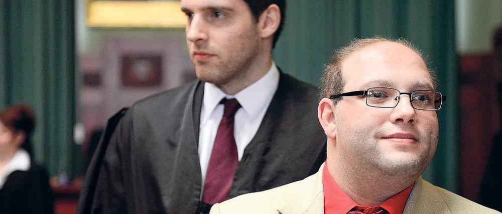 Erleichtert. Der Angeklagte Ulvi K. (rechts) nach der Urteilsverkündung.