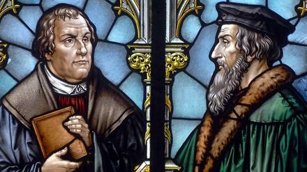 Martin Luther und Johannes Calvin auf einem Kirchenfenster des 19. Jahrhunderts.