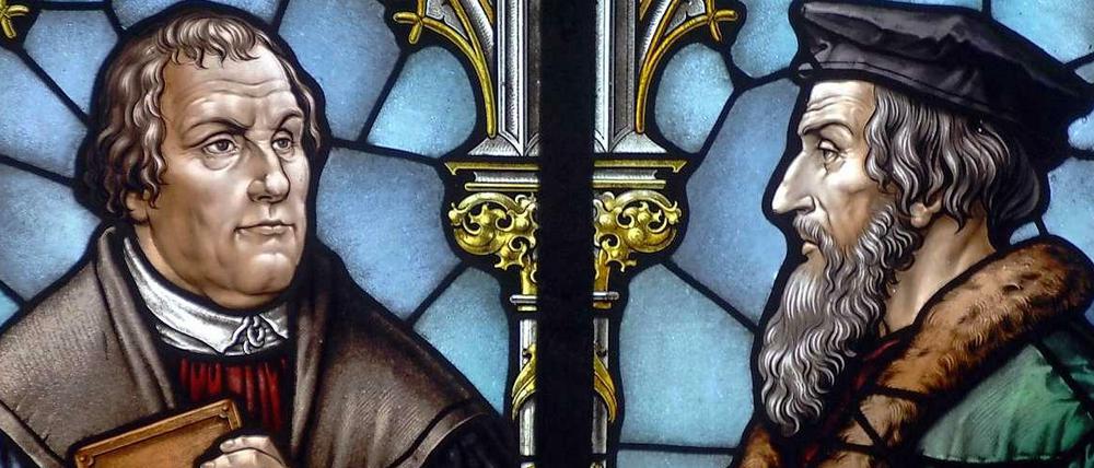 Martin Luther und Johannes Calvin auf einem Kirchenfenster des 19. Jahrhunderts.