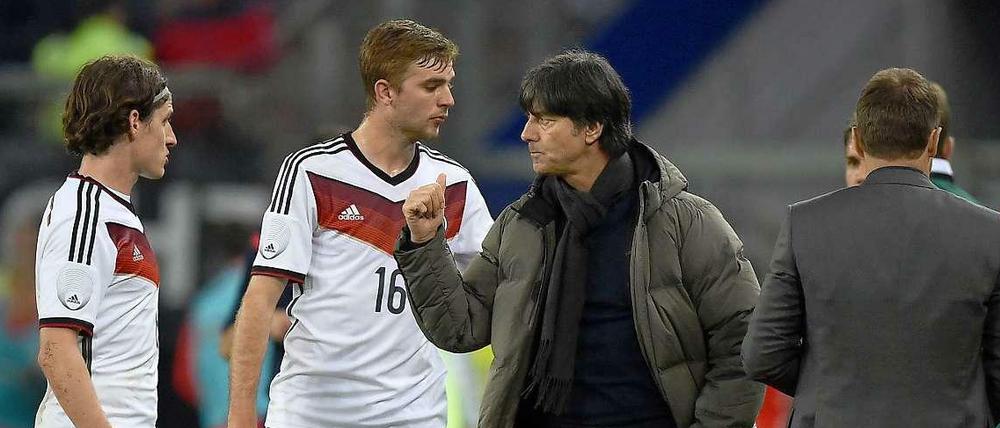 Er fährt mit. Bundestrainer Joachim Löw (r.) nominiert Christoph Kramer (M.) für seinen WM-Kader nach.