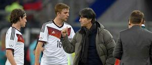 Er fährt mit. Bundestrainer Joachim Löw (r.) nominiert Christoph Kramer (M.) für seinen WM-Kader nach. 