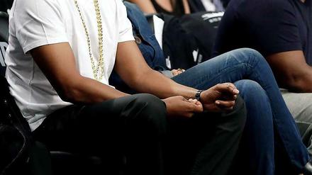 Der Rapper Jay-Z besuchte zu Beginn dieser Woche gemeinsam mit Ehefrau Beyoncé (2.v.l.) in New York ein Basketballspiel.