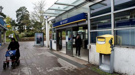 Ein Jahr danach: Straßeszene vor einer U-Bahn-Station in Stockholm-Husby