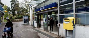 Ein Jahr danach: Straßeszene vor einer U-Bahn-Station in Stockholm-Husby
