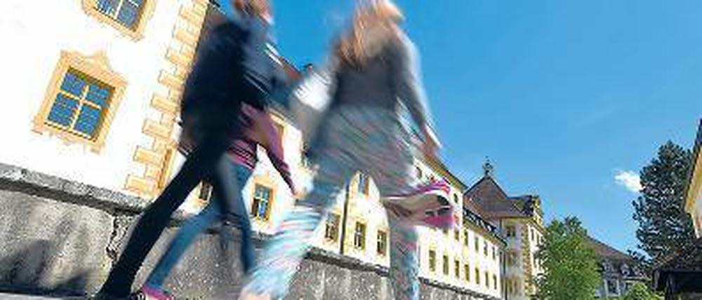 Dem Schülerschwund setzen viele Internate (im Bild Schloss Salem) spezielle Angebote entgegen, etwa eine ADHS-Betreuung oder intensive Berufsberatung.