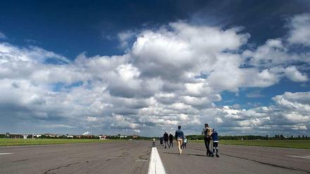 Spaziergänger auf dem Tempelhofer Feld.
