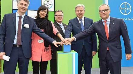 Stefan Jaroch, Leiter Innovative Technologien bei Bayer, Start-up-Gründerin Sonja Jost, Bayer-Forschungschef Andreas Busch, Berlins Regierender Bürgermeister Klaus Wowereit (SPD) und der Chef der Bayer Gesundheitssparte, Andreas Fibig, drücken den Startknopf für den CoLaborator.