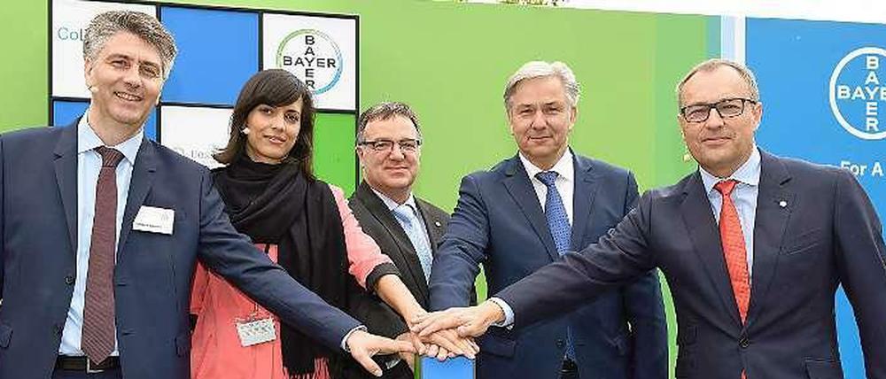 Stefan Jaroch, Leiter Innovative Technologien bei Bayer, Start-up-Gründerin Sonja Jost, Bayer-Forschungschef Andreas Busch, Berlins Regierender Bürgermeister Klaus Wowereit (SPD) und der Chef der Bayer Gesundheitssparte, Andreas Fibig, drücken den Startknopf für den CoLaborator.