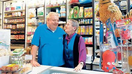Ihr Laden, ihr Leben. Norbert und Annegret Schielke in ihrem Laden, der vorne Vögel hat und hinten Fische. 