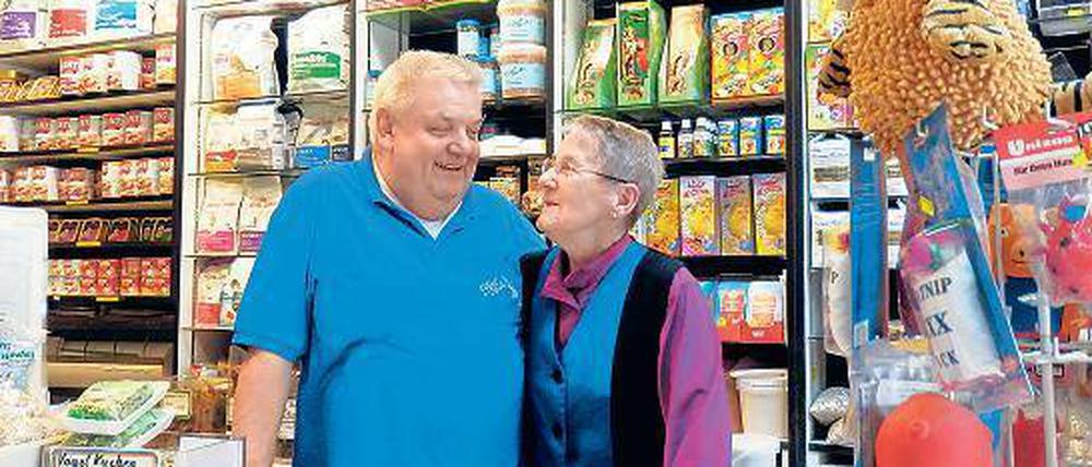Ihr Laden, ihr Leben. Norbert und Annegret Schielke in ihrem Laden, der vorne Vögel hat und hinten Fische. 
