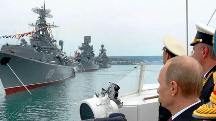 Russlands Präsident Wladimir Putin besuchte am Tag des Sieges über Nazi-Deutschland die Schwarzmeerflotte auf der Krim.