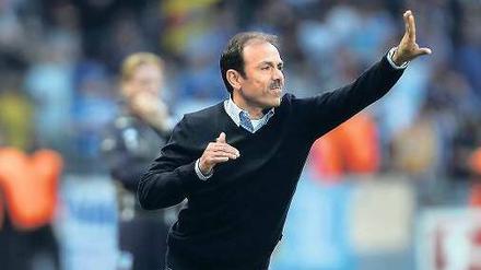 Jos Luhukay, 50, ist vor einem Jahr mit Hertha BSC aufgestiegen und hat in dieser Saison mit der Mannschaft souverän den Klassenerhalt geschafft. Sein Vertrag läuft bis 2016. 