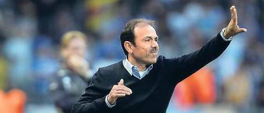 Jos Luhukay, 50, ist vor einem Jahr mit Hertha BSC aufgestiegen und hat in dieser Saison mit der Mannschaft souverän den Klassenerhalt geschafft. Sein Vertrag läuft bis 2016. 