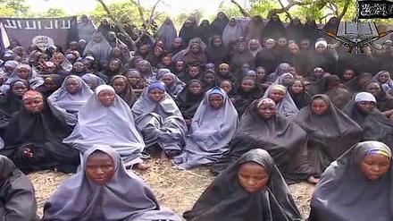 Ein Screenshot aus dem Boko-Haram-Video, das wohl die entführten Mädchen zeigt. 