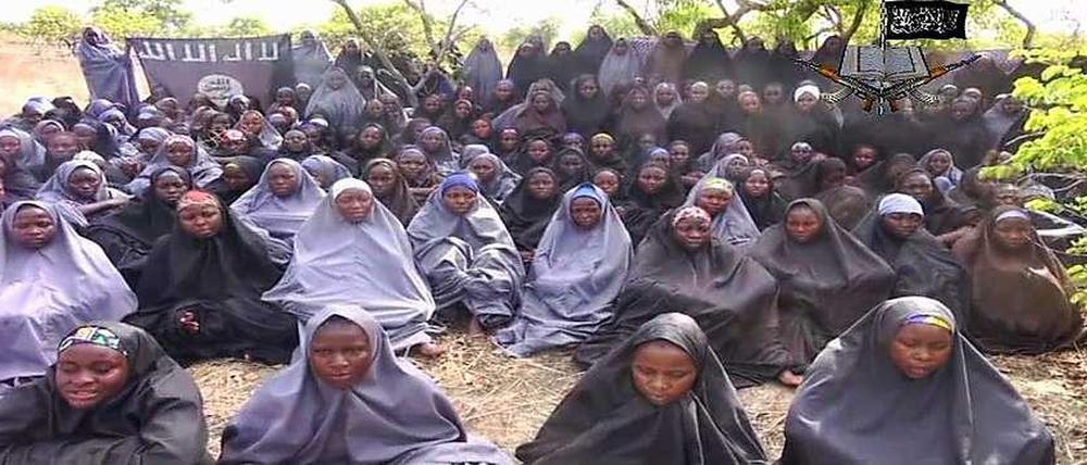 Ein Screenshot aus dem Boko-Haram-Video, das wohl die entführten Mädchen zeigt. 