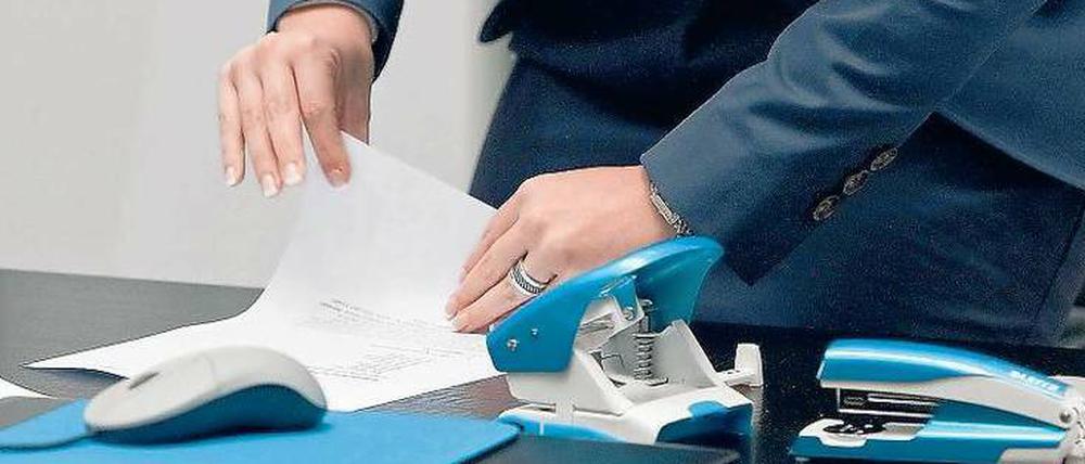 Minijobber arbeiten in niedrig qualifizierten Berufen, etwa als Reinigungskraft. Aber auch unter Sekretärinnen oder Dozenten sind sie zu finden. 