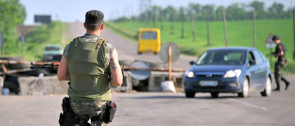 Ukrainischer Soldat an einem Checkpoint nahe Charkiw