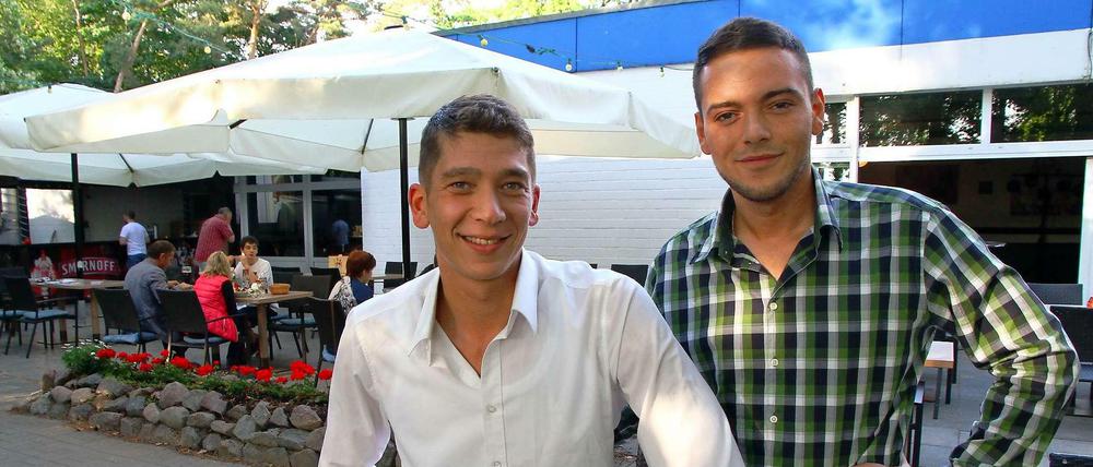Jan Ozeir (links) und Sami El-Benni haben aus dem Vereinshaus von Hertha03 das "Golden Goal" gemacht; eine Sportbar, die gleichzeitig Restaurant und Club ist.