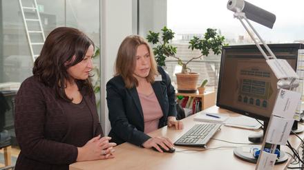 Senatorin Dilek Kolat lässt sich zeigen, wie die Firma Projektron das Intranet nutzt. 