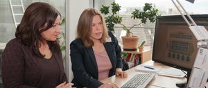 Senatorin Dilek Kolat lässt sich zeigen, wie die Firma Projektron das Intranet nutzt. 