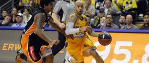 Albas Logan (r.) im Angriff gegen Ulm.