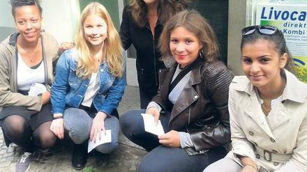 Eine unwahrscheinliche Begegnung. Josephine, Pia, Vanessa und Jil (v.l.n.r.) können zur Gedenkfeier am Sonntag auch Nachfahrin Ilana Moses begrüßen. Foto: Martina Dethloff