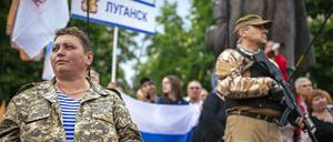bewaffnete prorussische Aktivisten bewachen eine Siegesfeier nach dem Referendum in Lugansk.