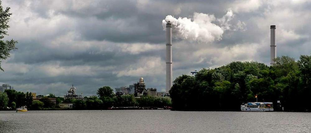 Von gestern. Das Heizkraftwerk Klingenberg an der Rummelsburger Bucht ist zwar längst nicht das größte in Berlin, aber veraltet und deshalb besonders klimaschädlich.