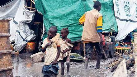Unter dem Schutz der Vereinten Nationen. Im Stützpunkt der Blauhelmtruppe Unmiss in Malakal versuchen Zehntausende dem Gemetzel zu entgehen. Seit Anfang des Monats hat die Regenzeit eingesetzt. Hier sind sie von Krankheit und Not bedroht. 