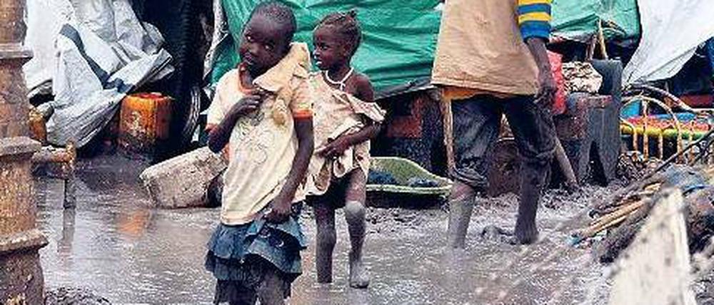 Unter dem Schutz der Vereinten Nationen. Im Stützpunkt der Blauhelmtruppe Unmiss in Malakal versuchen Zehntausende dem Gemetzel zu entgehen. Seit Anfang des Monats hat die Regenzeit eingesetzt. Hier sind sie von Krankheit und Not bedroht. 