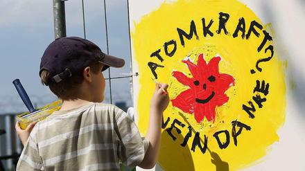 Das Antiatomkraft-Logo wird bei der Berliner Demo am Sonnabend wohl häufiger auftauchen. Hier malt es ein Junge bei einer Demo am AKW Brokdorf auf eine Wand.