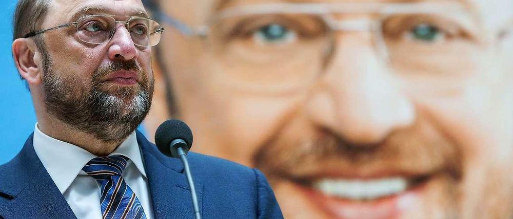 Martin Schulz, Spitzenkandidat der Sozialdemokraten bei der Europawahl, stellt in der Parteizentrale der SPD in Berlin das Abschlussplakat zum Europawahlkampf der SPD vor.