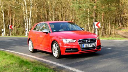 Mit der Kombination aus Progressiv-Lenkung und sportlich abgestimmtem Fahrwerk lässt sich der Audi S3 vorbildlich durch Kurven zirkeln. Beim Fahrwerk hat Audi einen guten Kompromiss zwischen Sportlichkeit und Komfort gefunden. Beeindruckend vor allem, wie satt der Ingolstädter auf der Straße liegt.