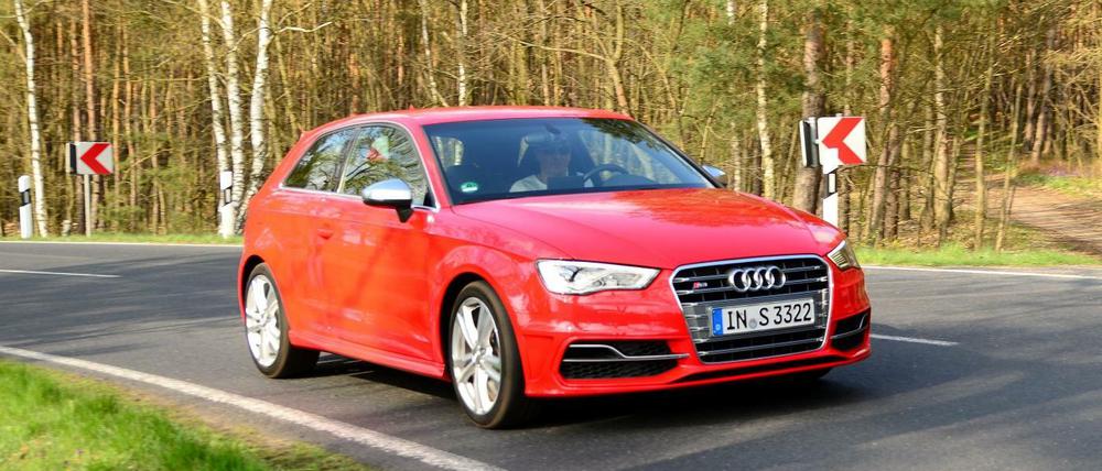 Mit der Kombination aus Progressiv-Lenkung und sportlich abgestimmtem Fahrwerk lässt sich der Audi S3 vorbildlich durch Kurven zirkeln. Beim Fahrwerk hat Audi einen guten Kompromiss zwischen Sportlichkeit und Komfort gefunden. Beeindruckend vor allem, wie satt der Ingolstädter auf der Straße liegt.