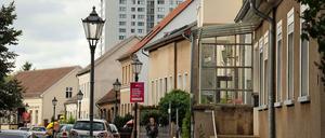 Auch das ist Marzahn. Der alte Dorfkern mit den Plattenbauten im Hintergrund.