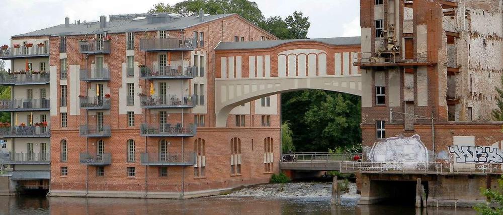 Über diese Brücke sollst du gehen. Hier ein Teil der historischen Burgmühle - der ehemalige Mehlspeicher (links) - in Brandenburg an der Havel, in dem Wohnungen entstanden sind.