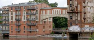 Über diese Brücke sollst du gehen. Hier ein Teil der historischen Burgmühle - der ehemalige Mehlspeicher (links) - in Brandenburg an der Havel, in dem Wohnungen entstanden sind. 