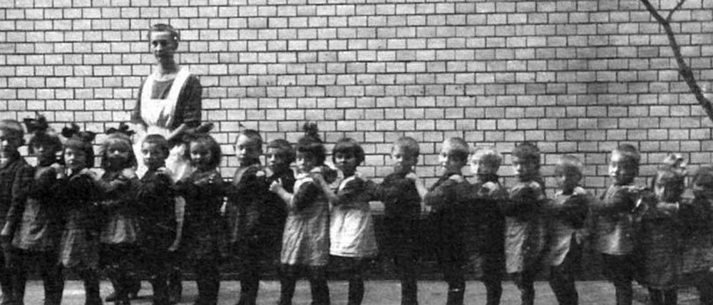 Der zeitlose Gänsemarsch wurde 1924 vor der Remise im Hof der Kleinkinderbewahranstalt aufgenommen.
